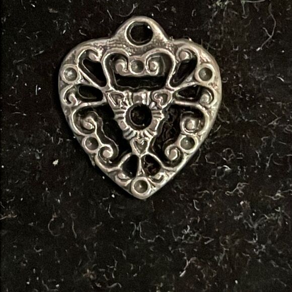 Vintage-1970s-0.75” silver tone scroll work heart charm/pendant with jump hoop - Picture 4 of 11
